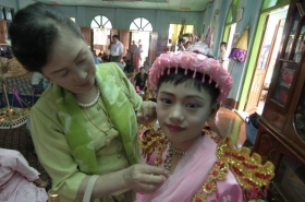 Chlapeček nebo holčička? Hoch v převlečen&iacute; za prince se st&aacute;v&aacute; novicem.