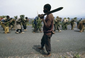 Mačeta - oblíbený nástroj i zbraň černého kontinentu (Rwanda).