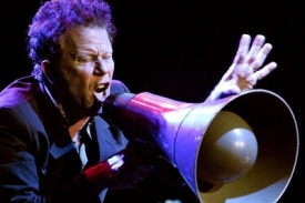 Tom Waits na archivním snímku z 15. září 2004.