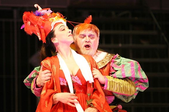 Maria Haan a Ivan Kusnjer v opeře Falstaff. Maria Haan a Ivan Kusnjer v opeře Falstaff.