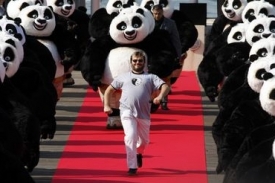 Jack Black a jeho pandy. Překonaj&iacute; je dal&scaron;&iacute; hvězdy festivalu?