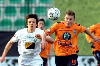 Jakub Řezníček (V oranžovém dresu) z ublížení na zdraví.