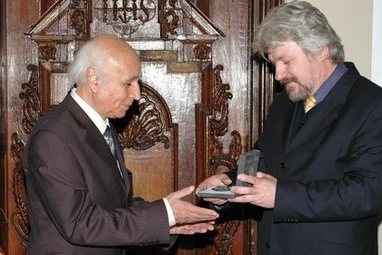 Vatjo Rakovski (vlevo) při přebírání medaile Artis Bohemiae Amicis. Vatjo Rakovski (vlevo) při přebírání medaile Artis Bohemiae Amicis.