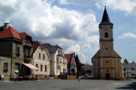 Náměstí s kostelem.
