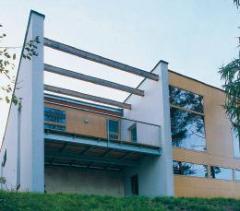 Vstřícná geometrie. Napětí, které vyvolávají pravé úhly a přímky, změkčují přírodní materiály.