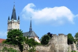 Opevnění a městský kostel.