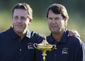Americký kapitán Azinger (vpravo) a Phil Mickelson.
