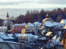 Město s parkem v pozadí.