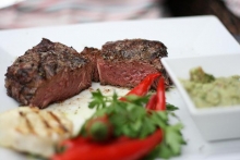 Striploin steak (rare) s čili papričkami a guacamole (358 Kč)