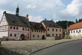 Náměstí s radnicí.