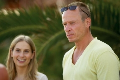 Neuchopitelný Alex (Karel Roden) a zamilovaná Karolína (Danica Jurčová)