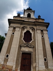 Kalv&aacute;rie nad městem.