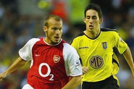 Ljunberg (vpředu) míří z arsenalu do Fiorentiny