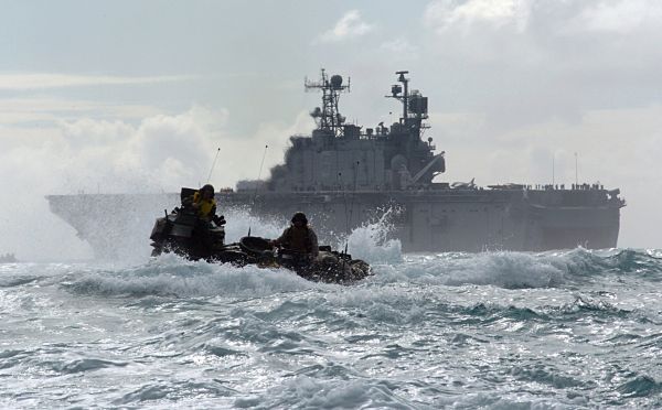 Obojživelná operace mariňáků z lodi USS Peleliu. Obojživelná operace mariňáků z lodi USS Peleliu.