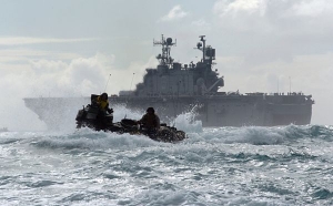 Obojživeln&aacute; operace mariň&aacute;ků z lodi USS Peleliu.