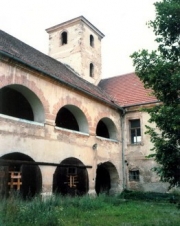 Z&aacute;meck&eacute; n&aacute;dvoř&iacute;.