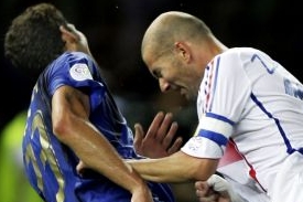 Fotbalista Zinédine Zidane byl 9. června ke konci prodloužení finále MS mezi Francií a Itálií v Berlíně vyloučen za to, že hlavou vrazil do hrudníku Itala Marca Materazziho.