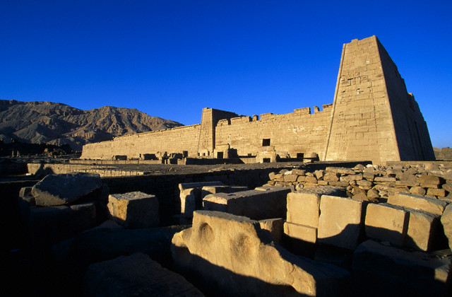 Medinet Habu. Čeká na vysušení. Medinet Habu. Čeká na vysušení.