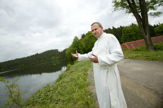 Církvi se budou vracet miliony.