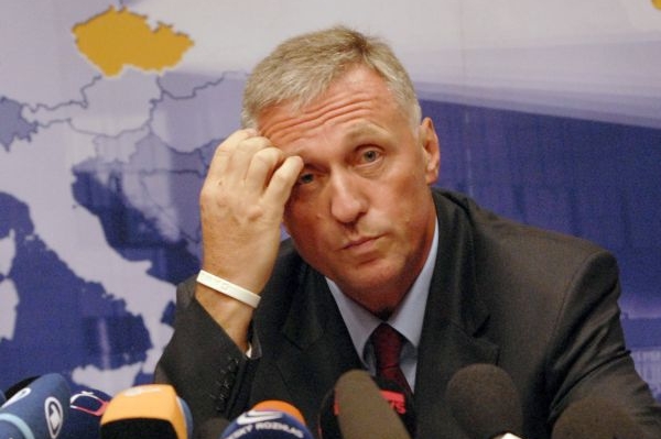 Mirek Topolánek rád cestuje.