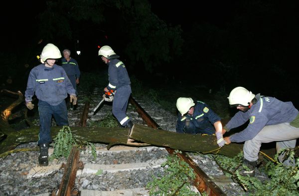 Hasiči měli plné ruce práce. Hasiči měli plné ruce práce.