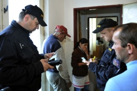 Pět příslušníků cizinecké policie je obviněno z maření.