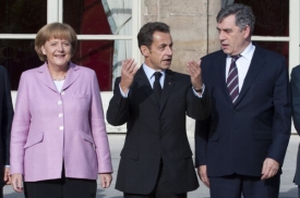 Angela Merkelová, Nicolas Sarkozy a Gordon Brown na konferenci.