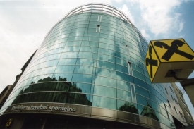 Pobočku Raiffeisenbank přepadlo šest mužů.