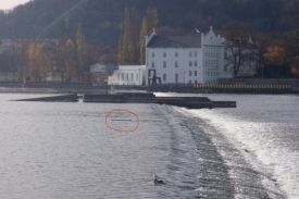 Spadlé zařízení vyčnívá několik centimetrů nad hladinu.