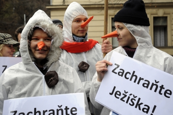 Sněhuláci chtějí vystrnadit Santu.