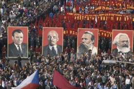 Prvomájový průvod, rok 1987.
