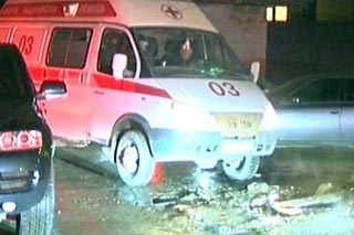 Místo činu a sanitka, která Ališajeva odvezla. Lékaři už mu nepomohli.