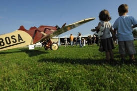 Start historických letounů přilákal řadu zvědavců.