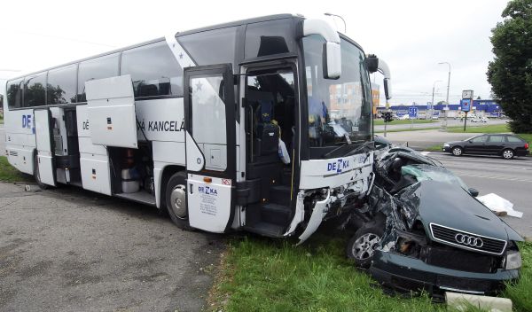V audi zemřel dvaačtyřicetiletý řidič z Ostravska a spolujezdkyně.