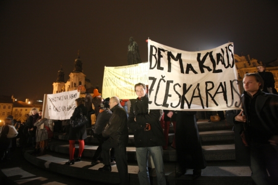Demonstranti a transparenty.
