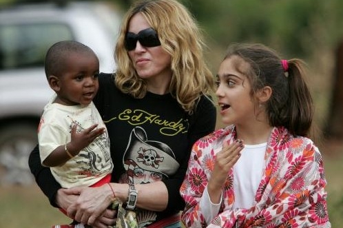 Zpěvačka Madonna s adoptivním synem Davidem a dcerou Lourdes. Zpěvačka Madonna s adoptivním synem Davidem a dcerou Lourdes.