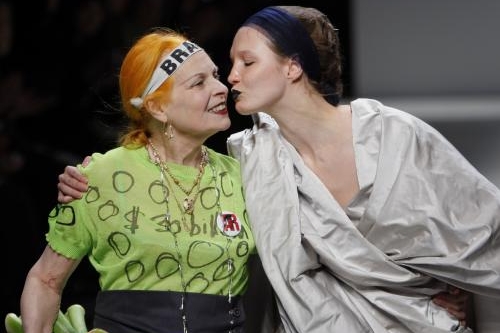 Vivienne Westwoodová (vlevo) se svou modelkou.