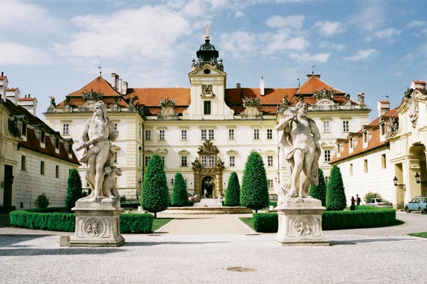 Valtický zámek v sobě skrývá i vinařské skvosty. Valtický zámek v sobě skrývá i vinařské skvosty.