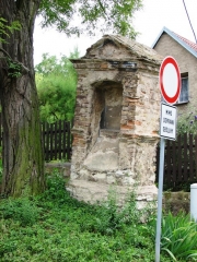 Kaplička u hlavn&iacute; cesty.