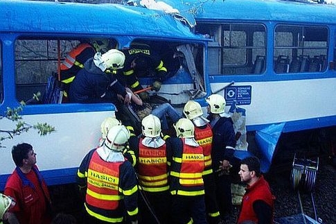 Při nehodě zemřeli tři lidé, právník chce pro řidiče podmínku. Při nehodě zemřeli tři lidé, právník chce pro řidiče podmínku.