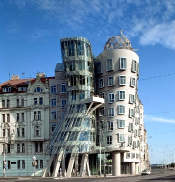V rámci přednášky architekta Vlada Miluniče se příchozí budou moci dozvědět třeba to, jak se na vrchol Tančícícho domu dostala plastika Medúza.