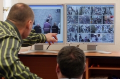 záběry z kamer na služebně MP v Letenské