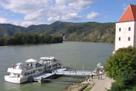 Pohled z terasy kostela v Dürnsteinu na Wachau.