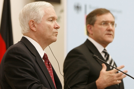 Americký ministr obrany Robert Gates a jeho německý protějšek Franz Josef Jung.