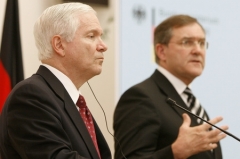 Americký ministr obrany Robert Gates a jeho německý protějšek Franz Josef Jung.