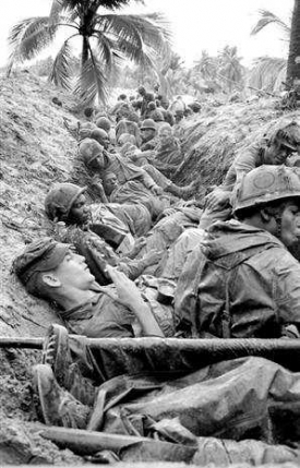 L&eacute;to 1968. V&aacute;lka ve Vietnamu pokračuje.