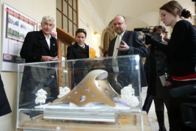 Jan Kaplický a Vlastimil Ježek se sklánějí nad modelem knihovny.