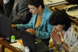 Poslankyně Olga Zubová (vpravo) a Věra Jakubková.