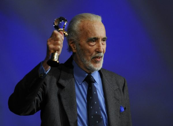 Britský herec Christopher Lee převzal cenu. Britský herec Christopher Lee převzal cenu.