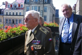 Generálmajor Josef Souček při své návštěvě v Česku.